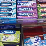 Une étude met en évidence comment de minuscules fractions de plastique, souvent invisibles, pénètrent dans le corps par les chewing-gums (image symbolique). KEYSTONE/MARTIN RUETSCHI